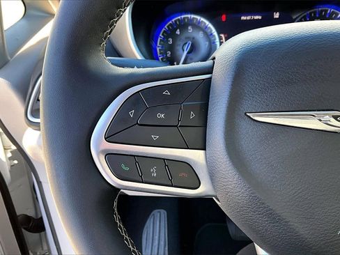 Certified 2024 Chrysler Pacifica Touring-L image 27