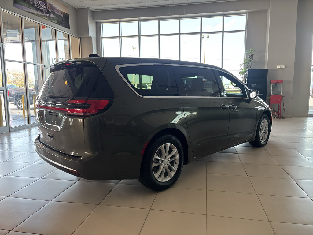 New 2027 Chrysler Pacifica Select FWD image 5