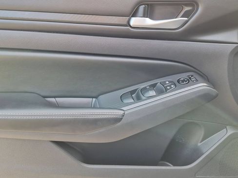 Used 2025 Nissan Altima 2.5 SV FWD image 11