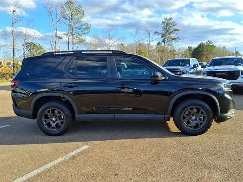 Used 2023 Honda Pilot TrailSport image 3