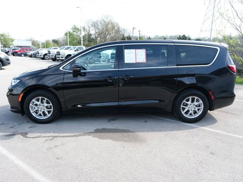 Used 2024 Chrysler Pacifica Touring-L FWD image 10