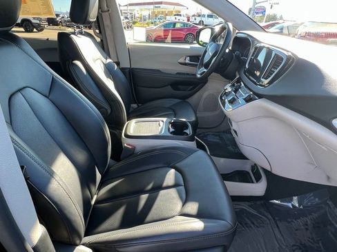 Used 2024 Chrysler Pacifica Touring-L image 13