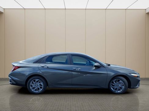Used 2024 Hyundai Elantra SEL image 5