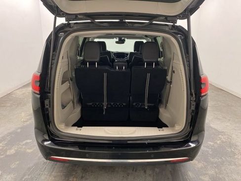 Used 2024 Chrysler Pacifica Limited image 32