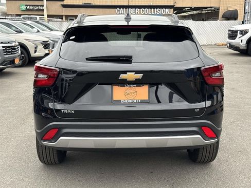 Used 2025 Chevrolet Trax LT FWD image 4