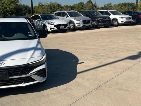 Certified 2025 Hyundai Elantra Sport FWD image 3
