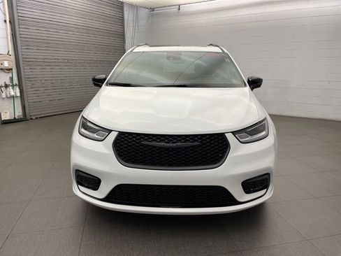 New 2026 Chrysler Pacifica Limited w/ Uconnect Theater Family Group image 9