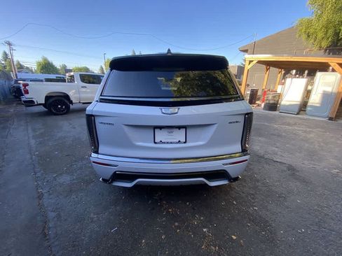 Certified 2026 Cadillac Vistiq Platinum w/ LPO, Floor Liner Package AWD/4WD image 5