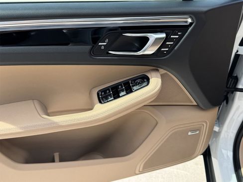 New 2026 Porsche Macan image 25