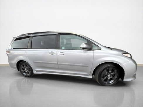 Used 2013 Toyota Sienna SE image 2