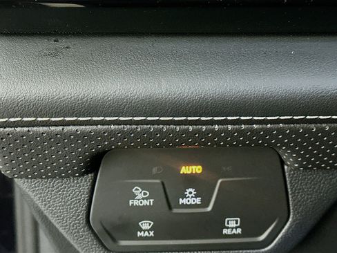 Used 2025 Volkswagen Atlas SE image 16