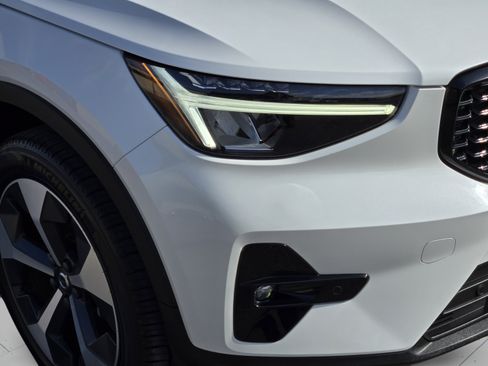 Certified 2023 Volvo XC40 B4 Plus w/ Protection Package Premier FWD image 35