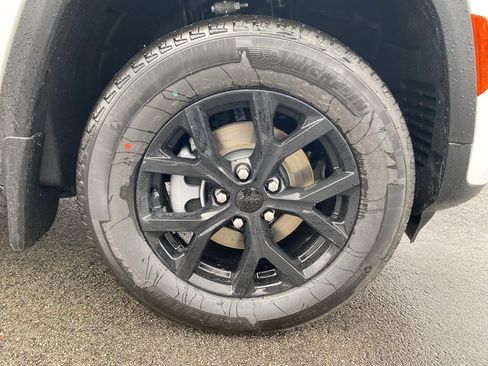 New 2026 Jeep Grand Cherokee Altitude AWD/4WD image 9