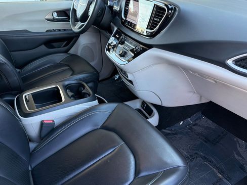 Used 2023 Chrysler Pacifica Touring-L FWD image 14