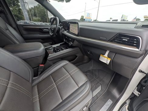 Used 2025 Chevrolet Suburban High Country RWD image 8