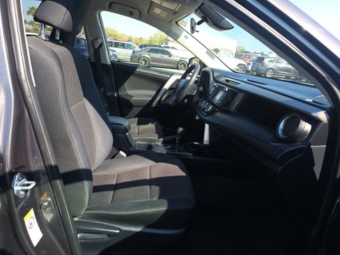 Used 2018 Toyota RAV4 LE image 4