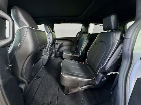 Used 2024 Chrysler Pacifica Limited w/ S Appearance Package image 29