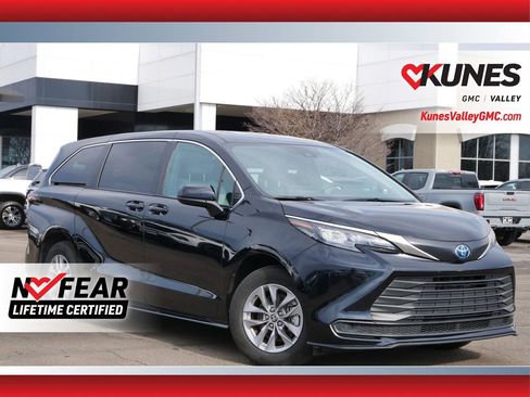 Used 2025 Toyota Sienna LE image 1