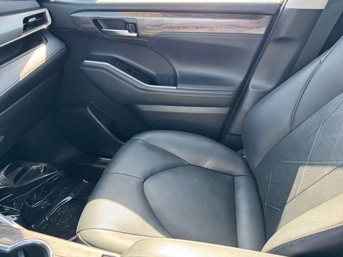Certified 2020 Toyota Highlander Platinum AWD/4WD image 30