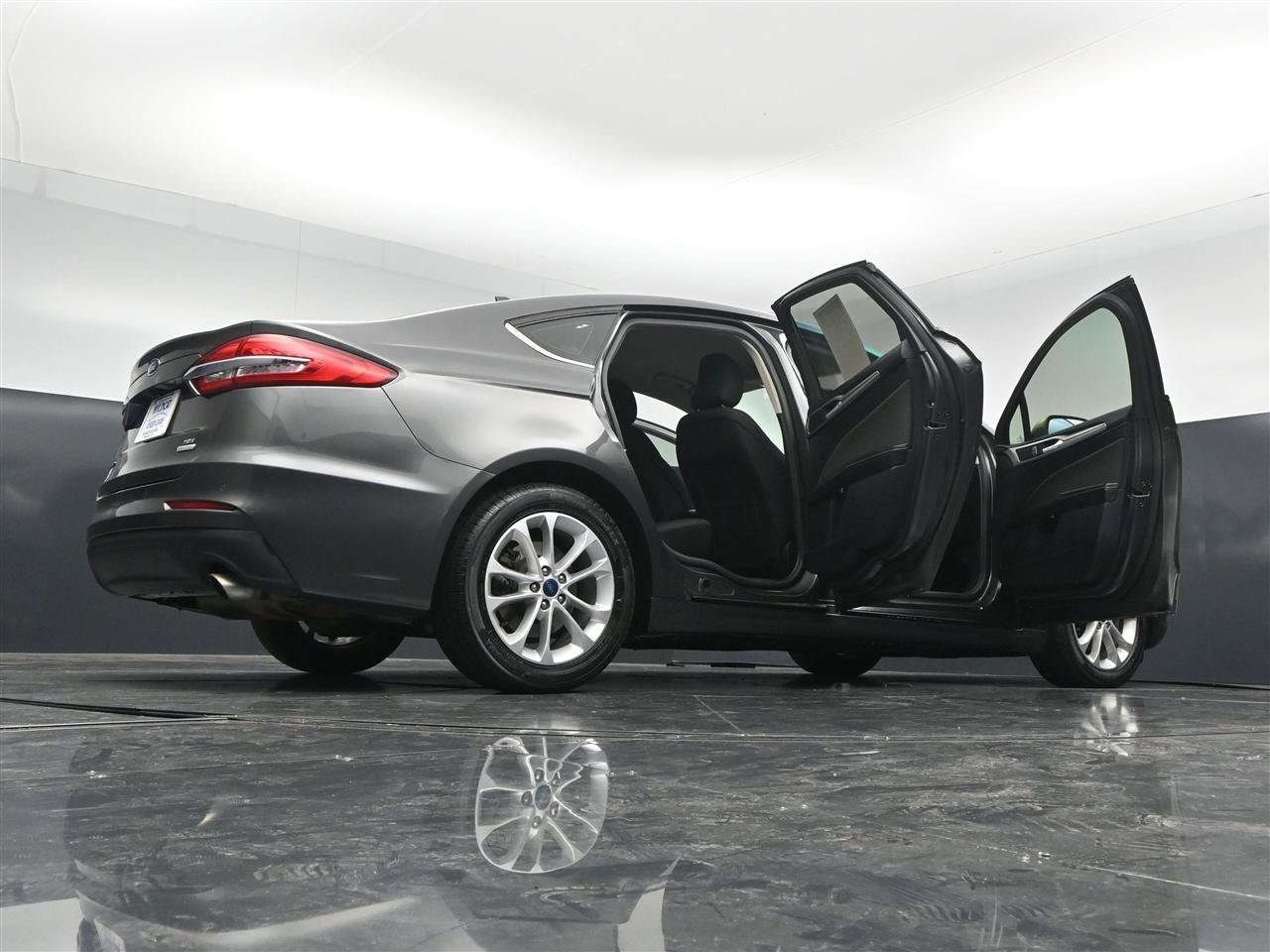 Used 2019 Ford Fusion SE FWD image 40