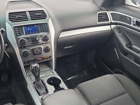 Used 2015 Ford Explorer XLT image 29