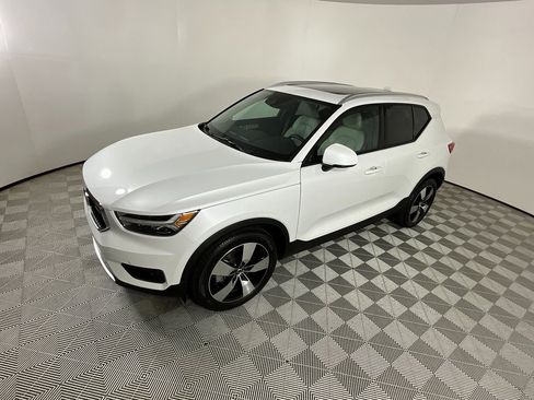 Used 2021 Volvo XC40 T5 Momentum w/ Premium Package image 9