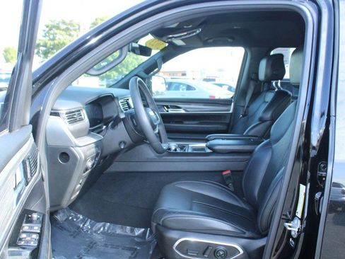 Used 2023 Jeep Wagoneer L Series II image 8