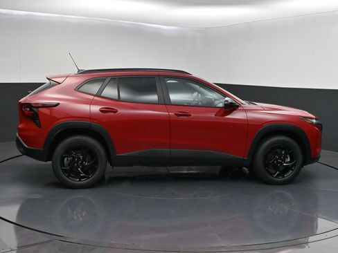 Used 2026 Chevrolet Trax LT w/ Midnight Edition FWD image 8