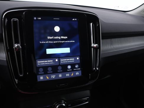 Certified 2025 Volvo XC40 B5 Plus image 9