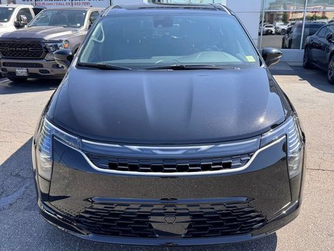 Used 2027 Chrysler Pacifica Select FWD image 2