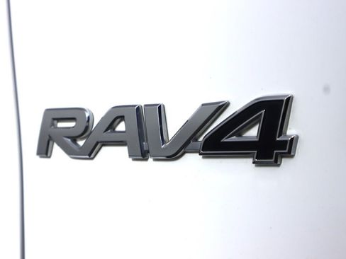 Used 2021 Toyota RAV4 LE image 32