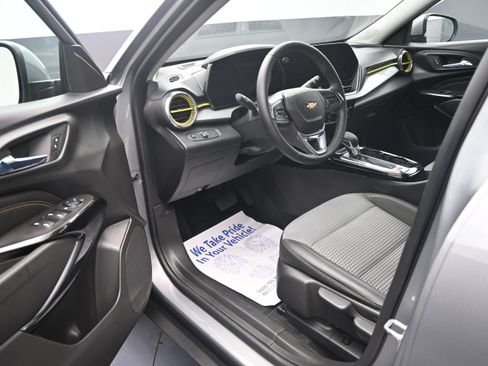 Certified 2024 Chevrolet Trax LT w/ Driver Confidence Package FWD image 9