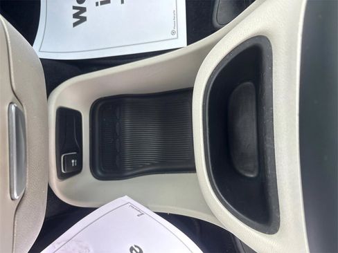 Used 2023 Chrysler Pacifica Touring-L image 26