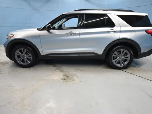 Used 2022 Ford Explorer XLT w/ Equipment Group 202A AWD/4WD image 34