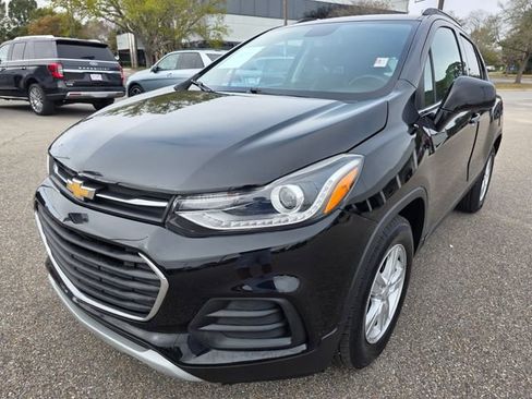 Used 2020 Chevrolet Trax LT w/ LT Convenience Package image 4