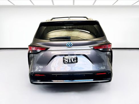 Used 2021 Toyota Sienna Platinum image 5