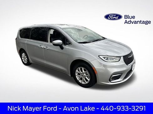 Used 2023 Chrysler Pacifica Touring-L FWD image 1