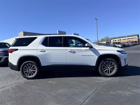 Used 2023 Chevrolet Traverse LT image 3