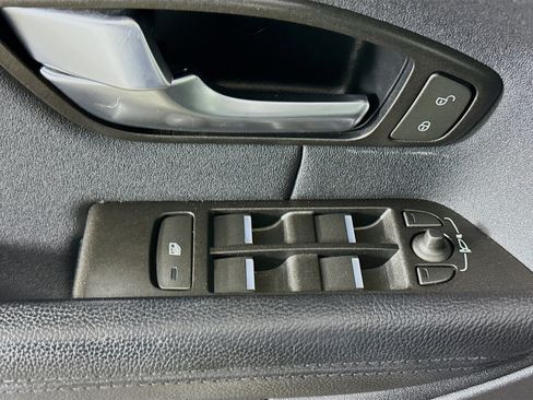 Used 2019 Land Rover Range Rover Evoque SE image 24