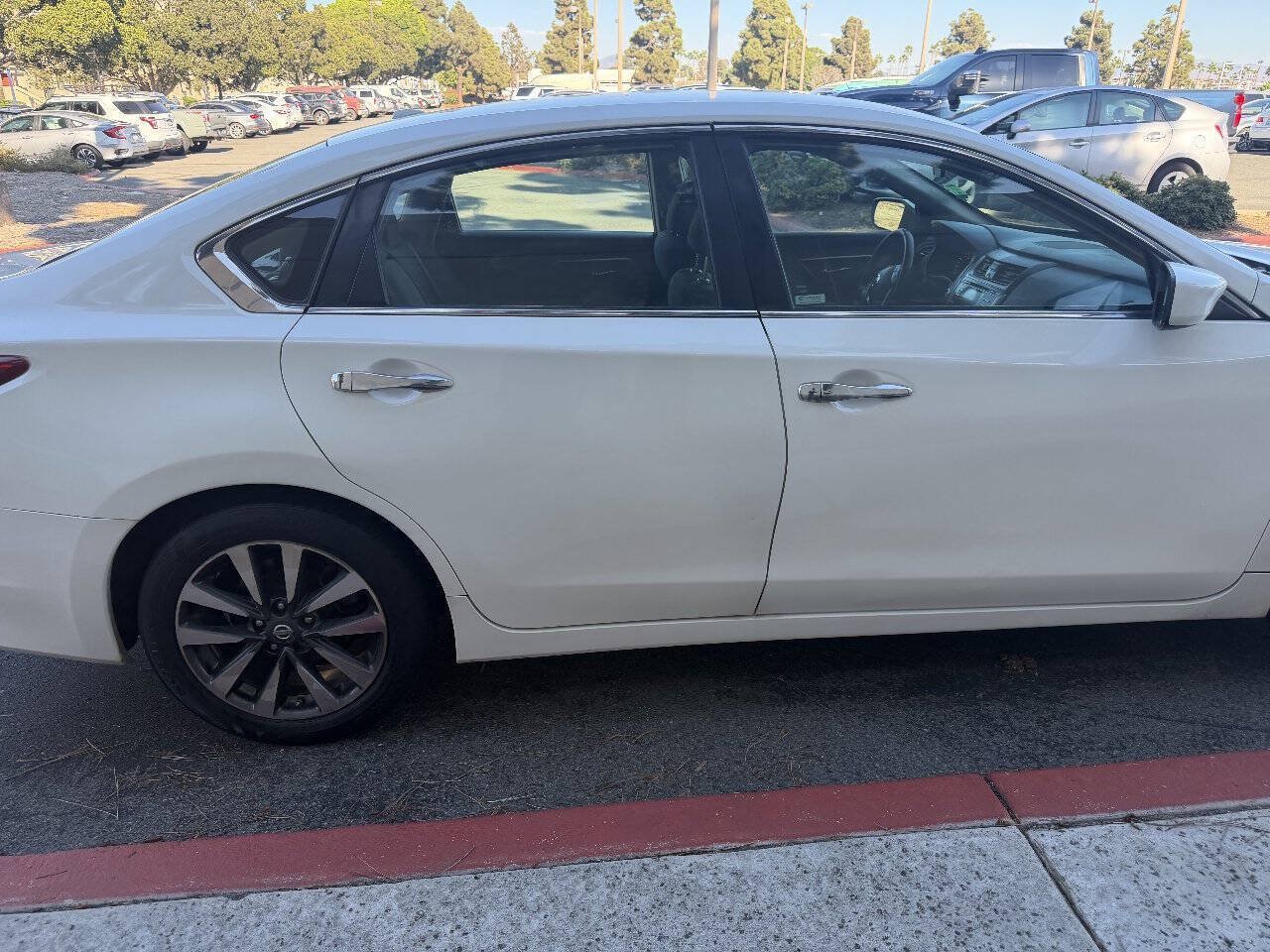 Used 2017 Nissan Altima FWD image 6