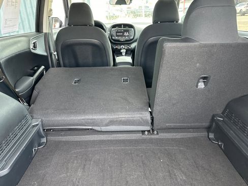 Used 2025 Kia Soul LX w/ LX Technology Package FWD image 16