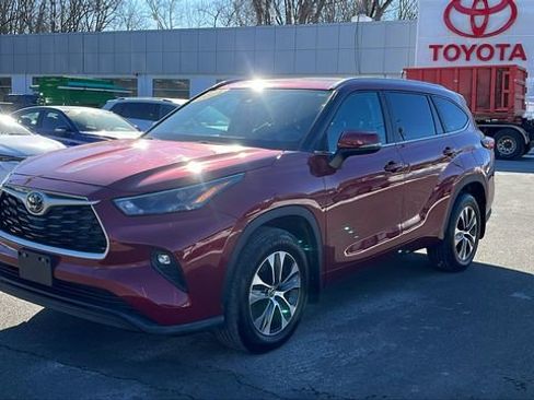 Certified 2024 Toyota Highlander XLE image 3