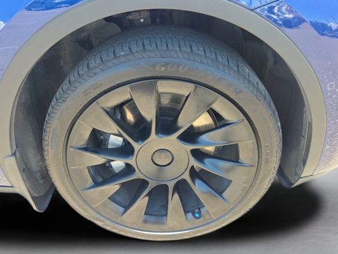 Used 2022 Tesla Model Y Long Range AWD/4WD image 32