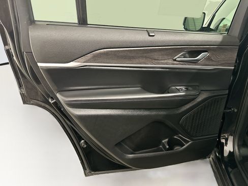 Used 2024 Jeep Grand Cherokee L Limited w/ Luxury Tech Group II image 28