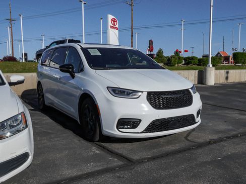 Used 2023 Chrysler Pacifica Limited w/ Uconnect Theater Family Group FWD image 2