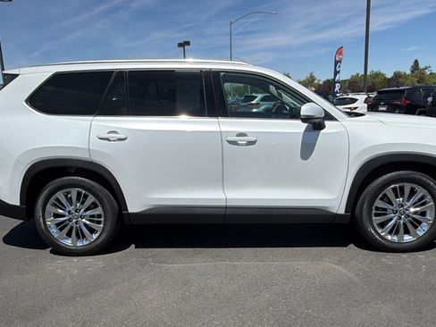 Used 2024 Toyota Grand Highlander AWD image 2