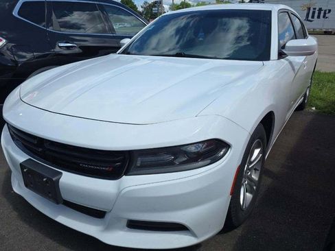 Used 2020 Dodge Charger SXT RWD image 2