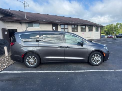 Used 2023 Chrysler Pacifica Touring-L AWD/4WD image 2
