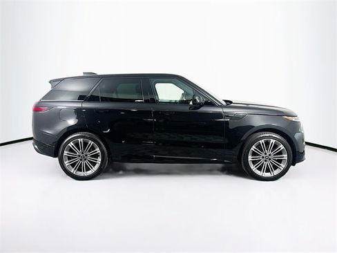Used 2025 Land Rover Range Rover Sport Dynamic SE image 4
