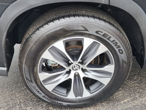 Used 2023 Toyota Highlander XLE FWD image 31